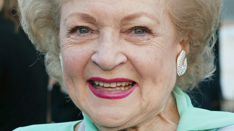 Betty White sourit
