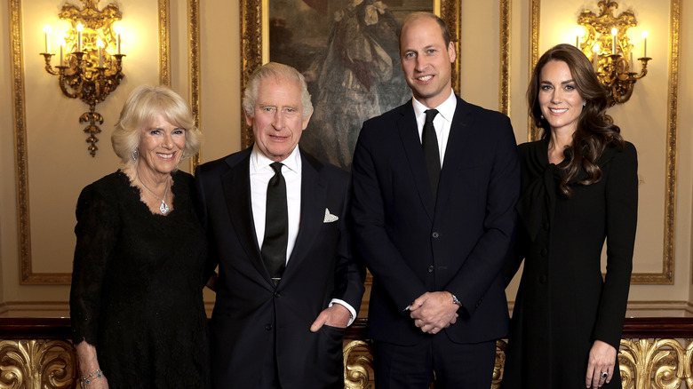 Camilla Parker Bowles, le roi Charles III, le prince William et Kate Middleton en photo de groupe