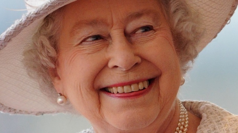 La reine Elizabeth II sourit