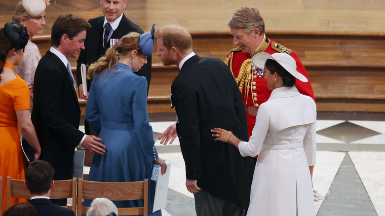 La princesse Beatrice, le prince Harry et Meghan Markle parlent