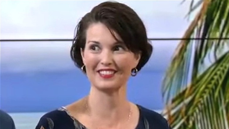 Angela Watson apparaissant sur un segment de nouvelles, souriant