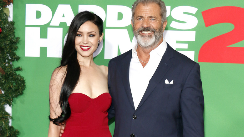 Mel Gibson et Rosalind Ross sur un tapis rouge