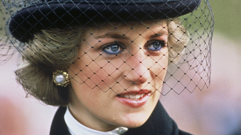 La princesse Diana lors d'un événement, avec chapeau noir et voile