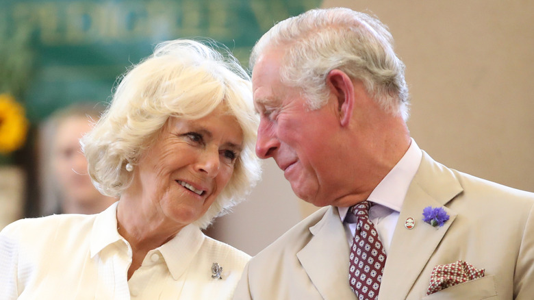 Le roi Charles III et Camilla lors d'un événement, souriant de près