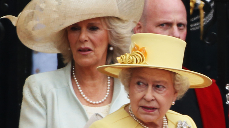 La reine Elizabeth II et Camilla regardent ailleurs