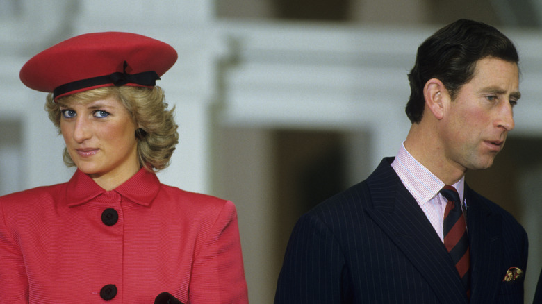 La princesse Diana pose et le prince Charles regarde au loin