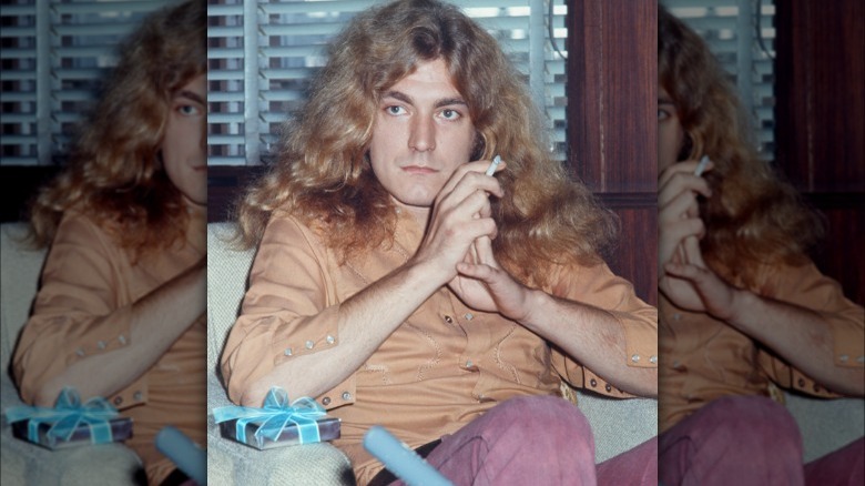 Le jeune Robert Plant fumant