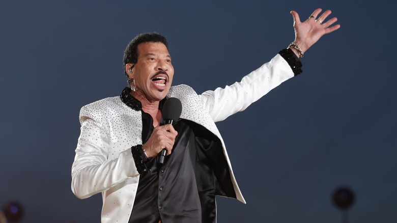 Lionel Richie chante sur scène