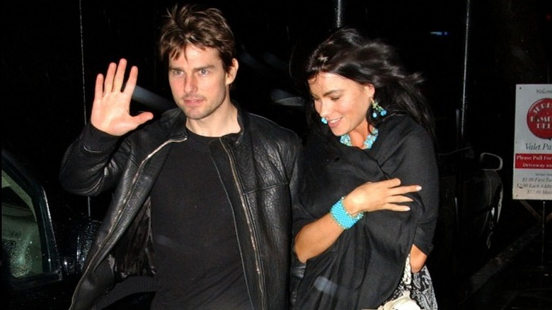 Tom Cruise salue Sofia Vergara portant un châle 