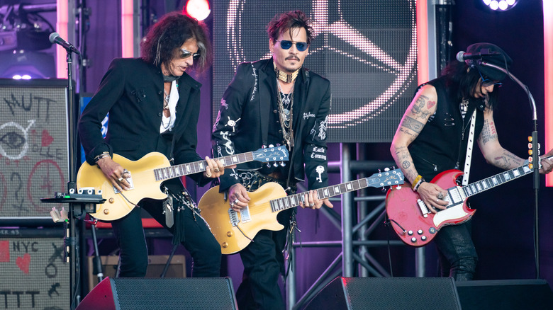Johnny Depp joue de la guitare