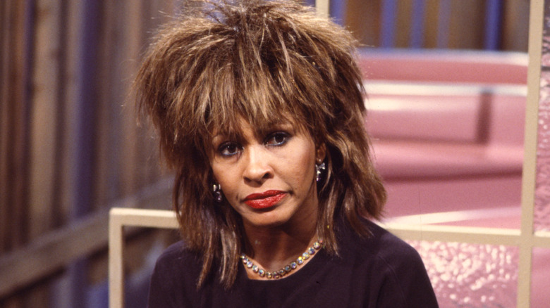 Tina Turner a l'air sérieuse