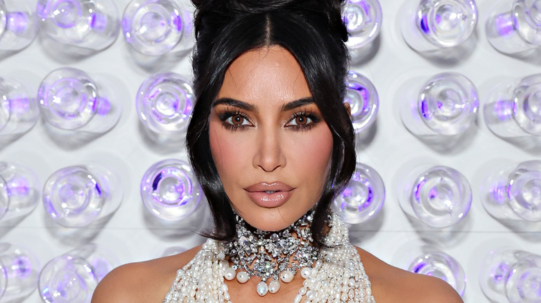 Kim Kardashian pose au gala du Met