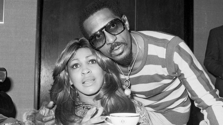 Tina Turner et Ike Turner posant ensemble