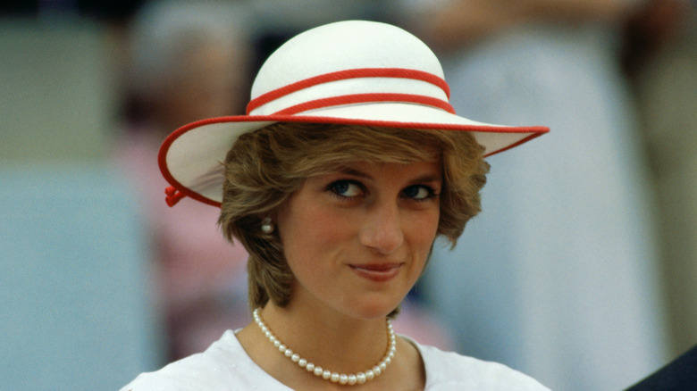 Chapeau blanc princesse Diana