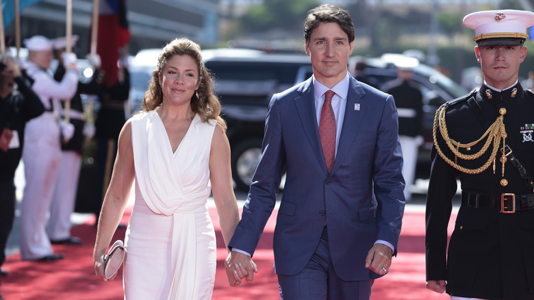 Sophie Grégoire et Justin Trudeau se tiennent la main