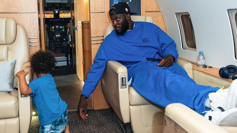 Romelu Lukaku avec son fils dans un jet privé