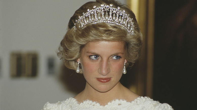 La princesse Diana porte un diadème