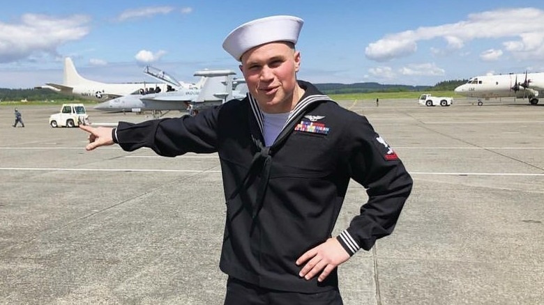 Zach Bryan servant dans la Marine