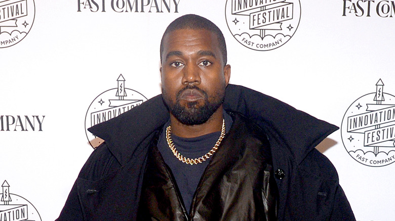 Kanye West posant lors d'un événement