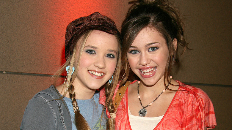 Miley Cyrus et Emily Osment posent ensemble