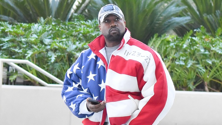 Kanye West porte une veste avec le drapeau américain