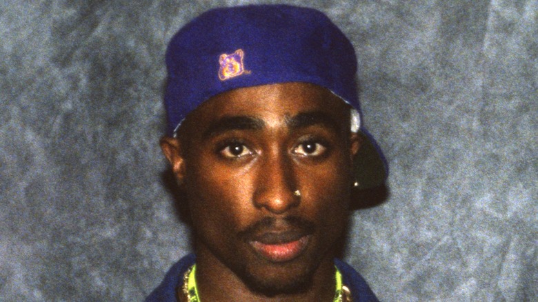 Tupac Shakur avec un chapeau