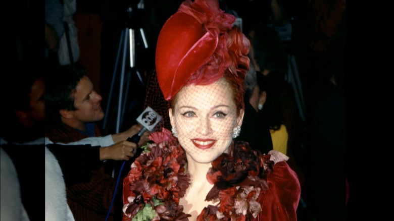Madonna souriante portant un chapeau rouge