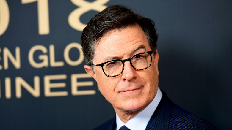 Stephen Colbert posant