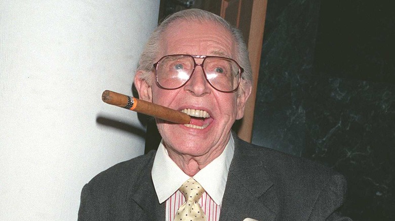 Milton Berle avec un cigare à la bouche