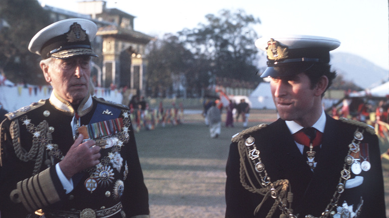 Lord Mountbatten avec le prince Charles en uniforme