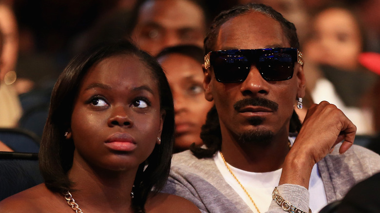Cori Broadus levant les yeux, Snoop Dogg portant des lunettes de soleil