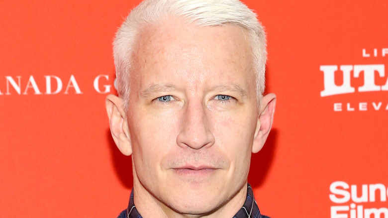 Anderson Cooper posant pour les caméras