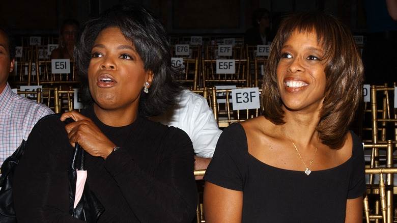 Oprah Winfrey assise avec Gayle King souriante