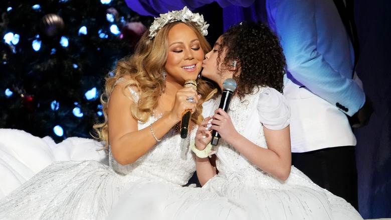 Mariah Carey et sa fille Monroe s'embrassent