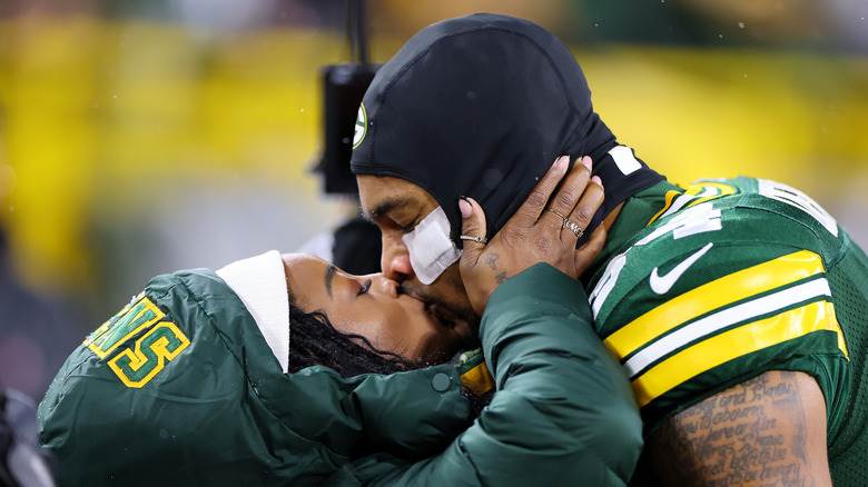 Simone Biles soutient son mari lors d'un match des Packers