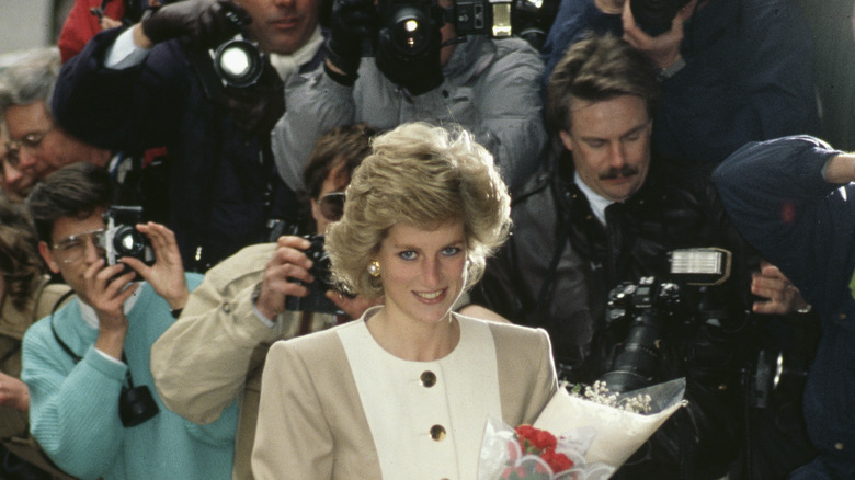 La princesse Diana entourée de paparazzi