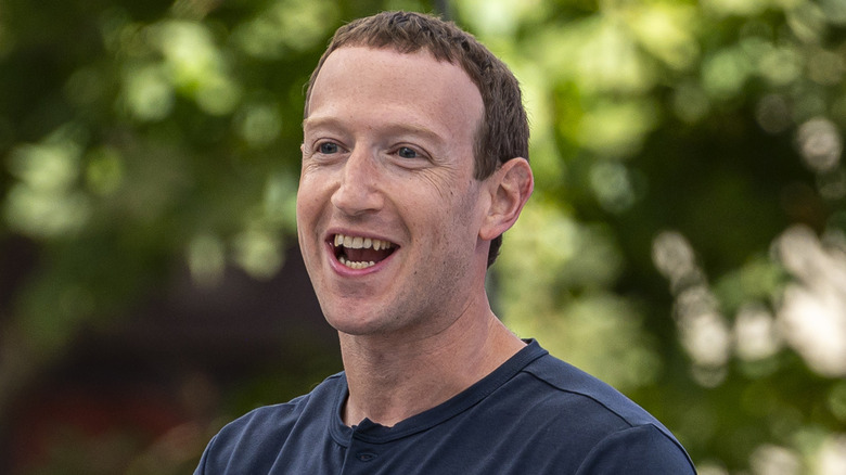 Mark Zuckerberg rit en chemise bleue
