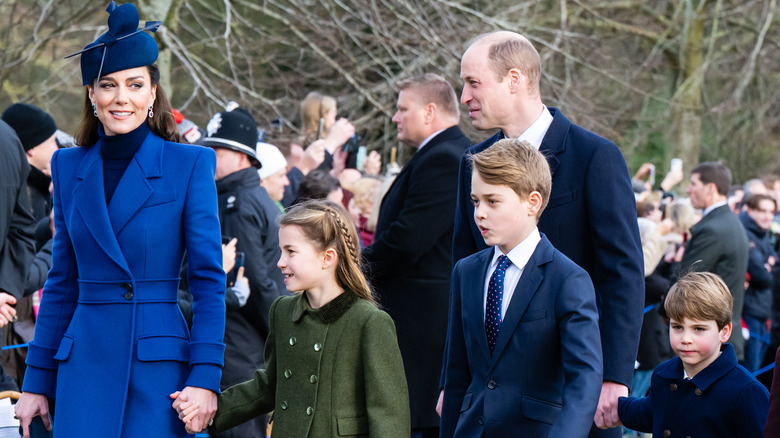 Kate Middleton et le prince William marchant avec des enfants