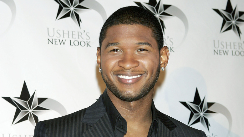 Usher à un événement faisant la promotion du nouveau look d'Usher