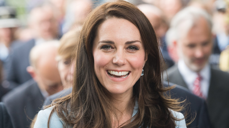 Kate Middleton cheveux longs en riant
