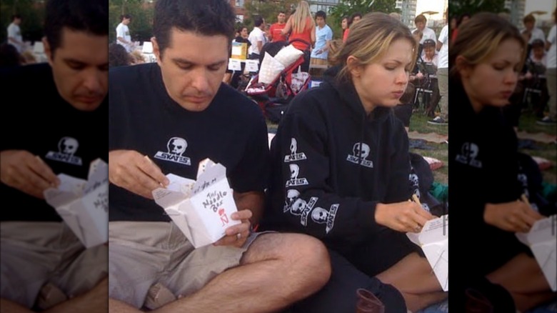 Danny Dorosh et Pascale Hutton mangeant dans un parc