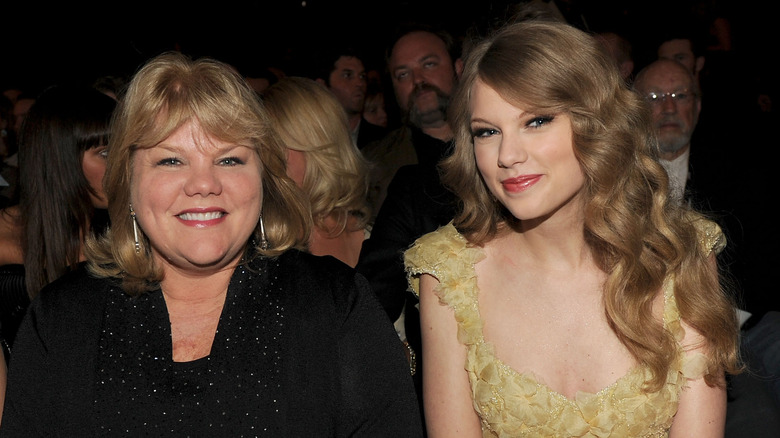 Taylor Swift et Andrea Swift sourient en 2011