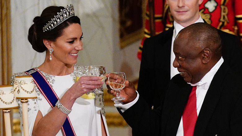 Kate Middleton porte un toast à son verre