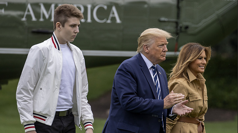 Barron Trump marche derrière ses parents