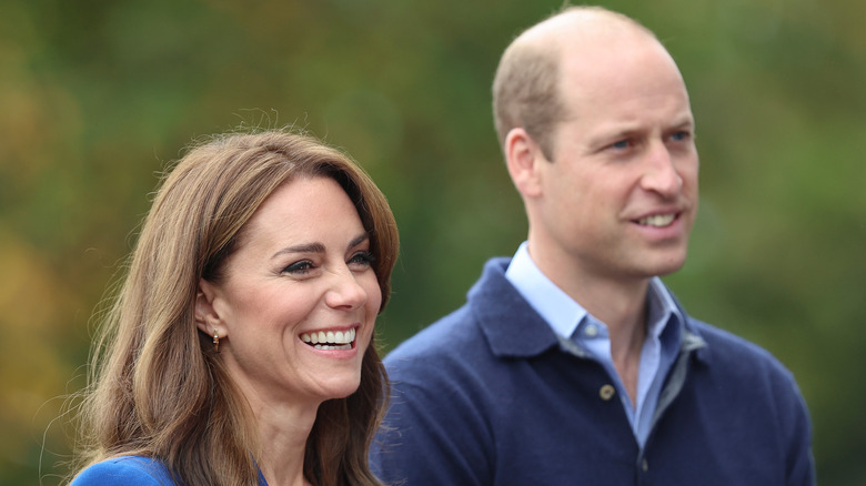 Kate Middleton souriante avec le prince William