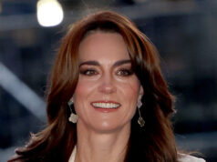 Kate Middleton souriante dans des boucles d'oreilles pendantes en gros plan