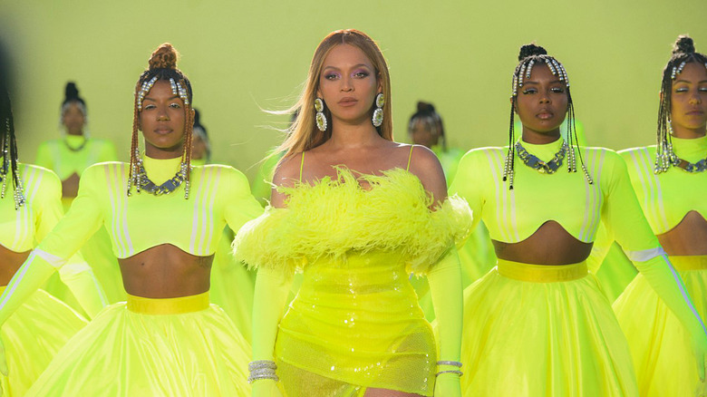 Beyoncé sur scène avec des danseurs en jaune