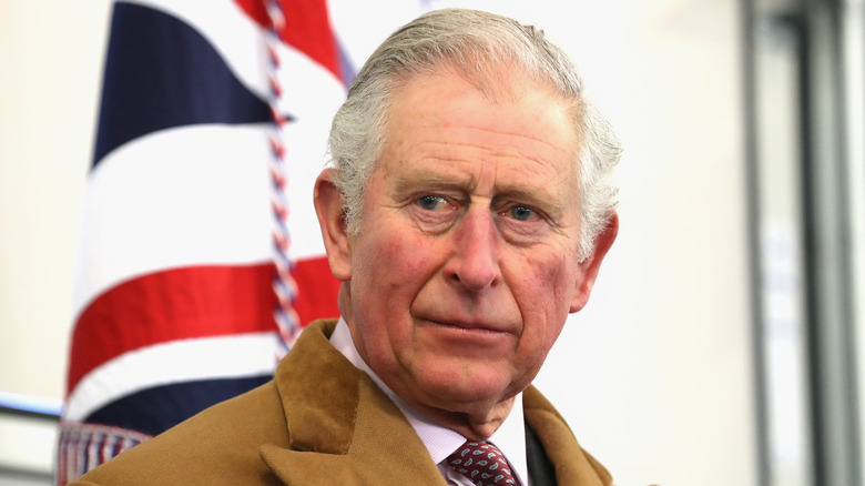 Le roi Charles devant le drapeau Union Jack