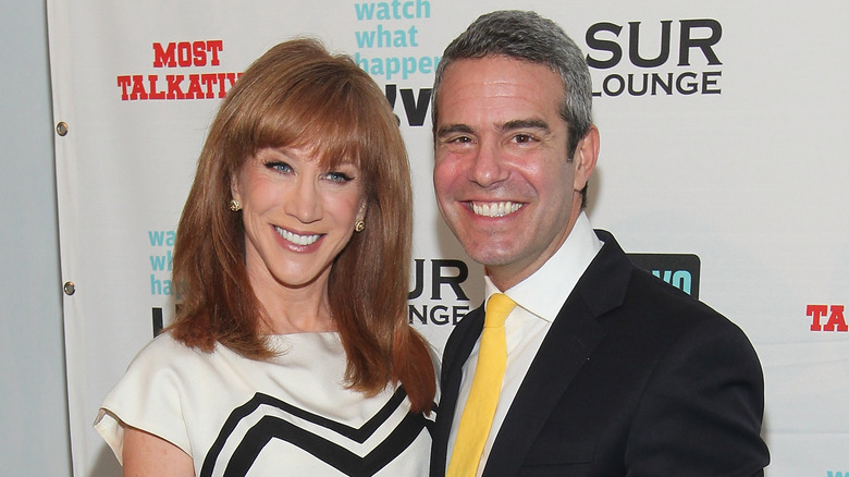 Kathy Griffin et Andy Cohen sourient ensemble lors d'un événement sur le tapis rouge