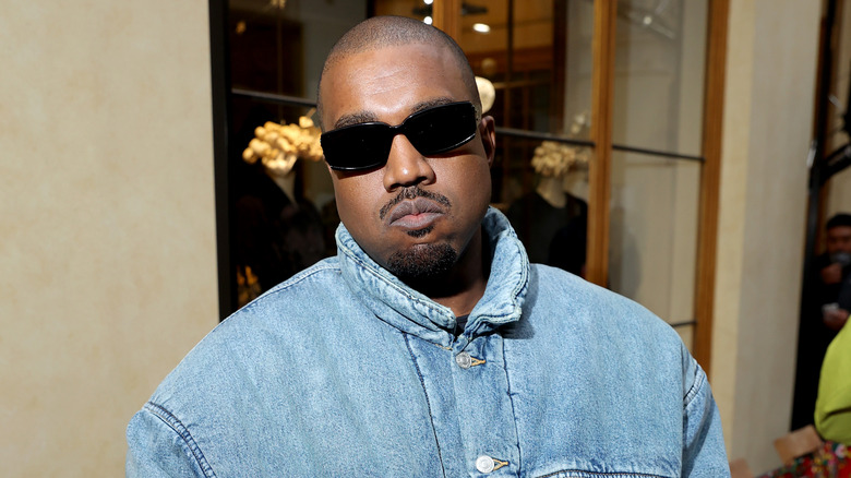 Kanye West a l'air sévère